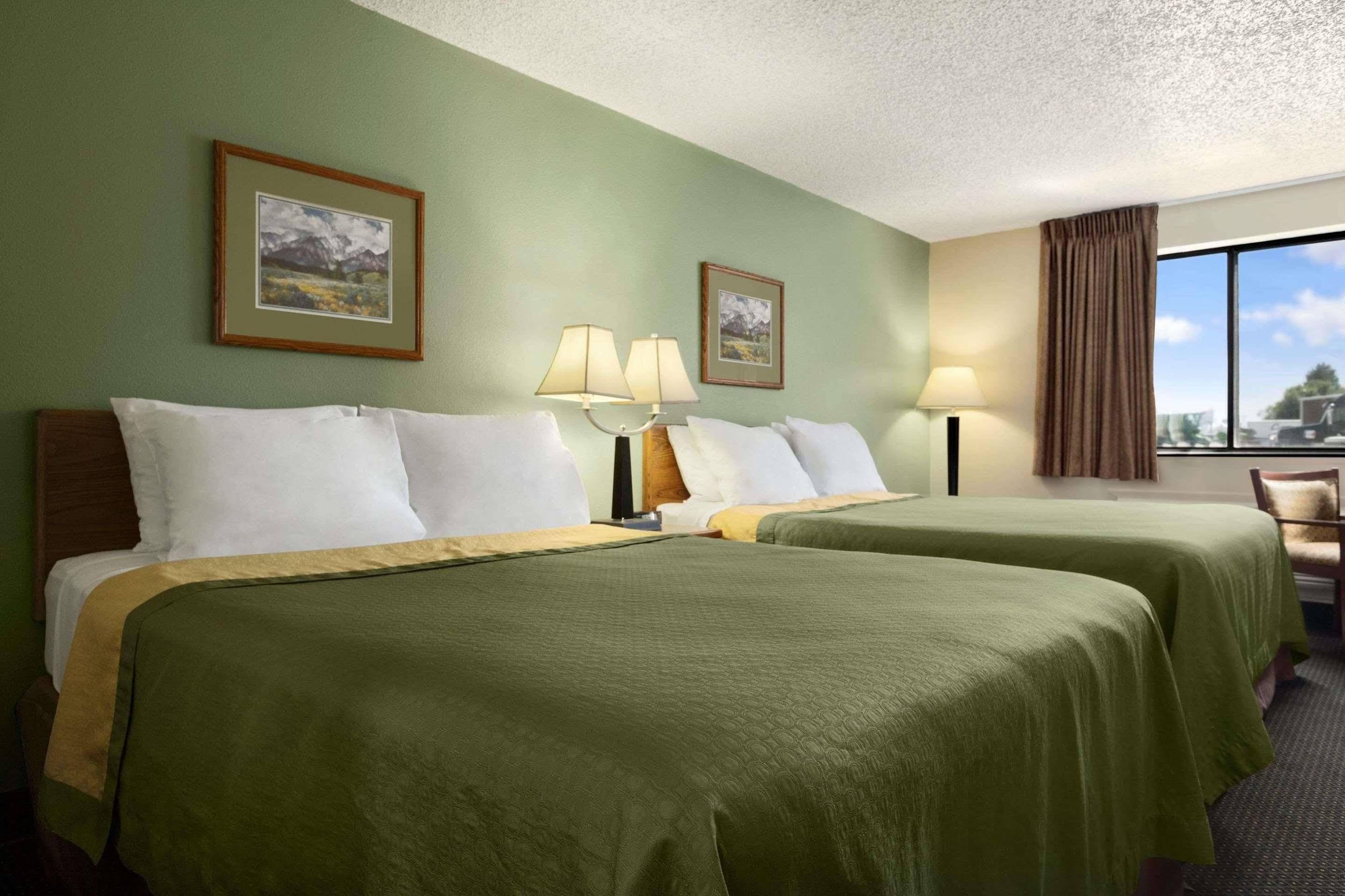 Super 8 By Wyndham Conrad Exterior foto