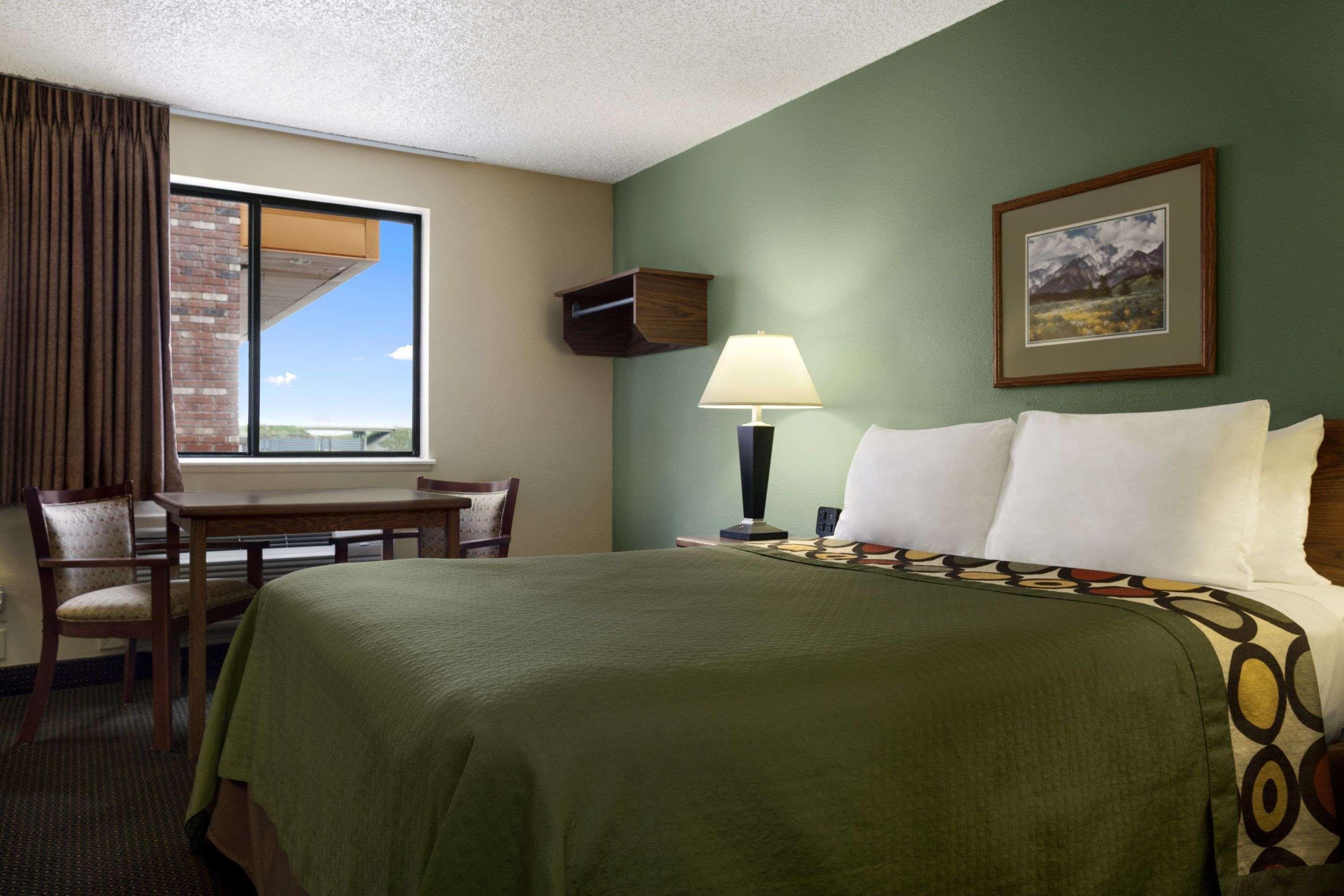 Super 8 By Wyndham Conrad Exterior foto