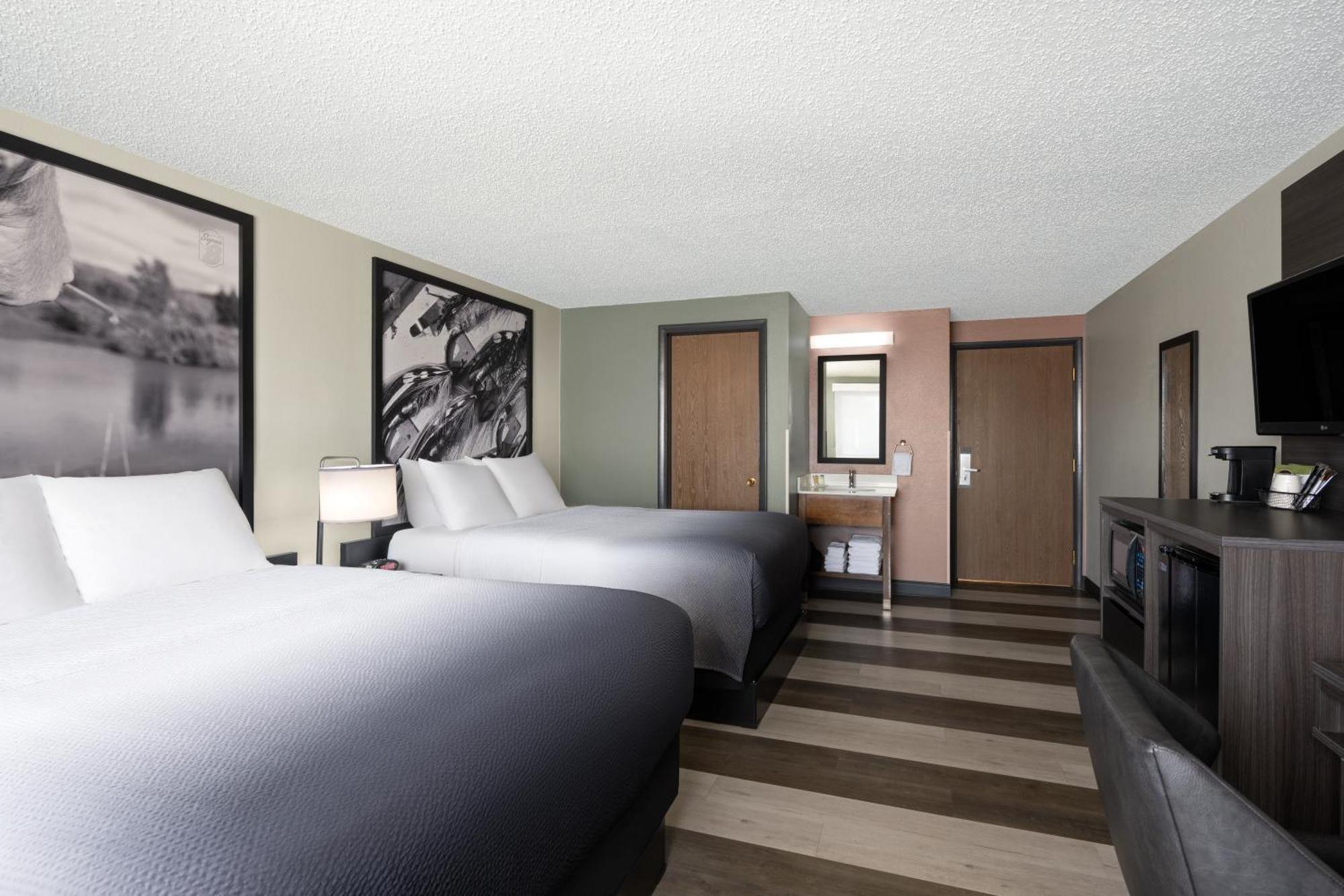 Super 8 By Wyndham Conrad Exterior foto