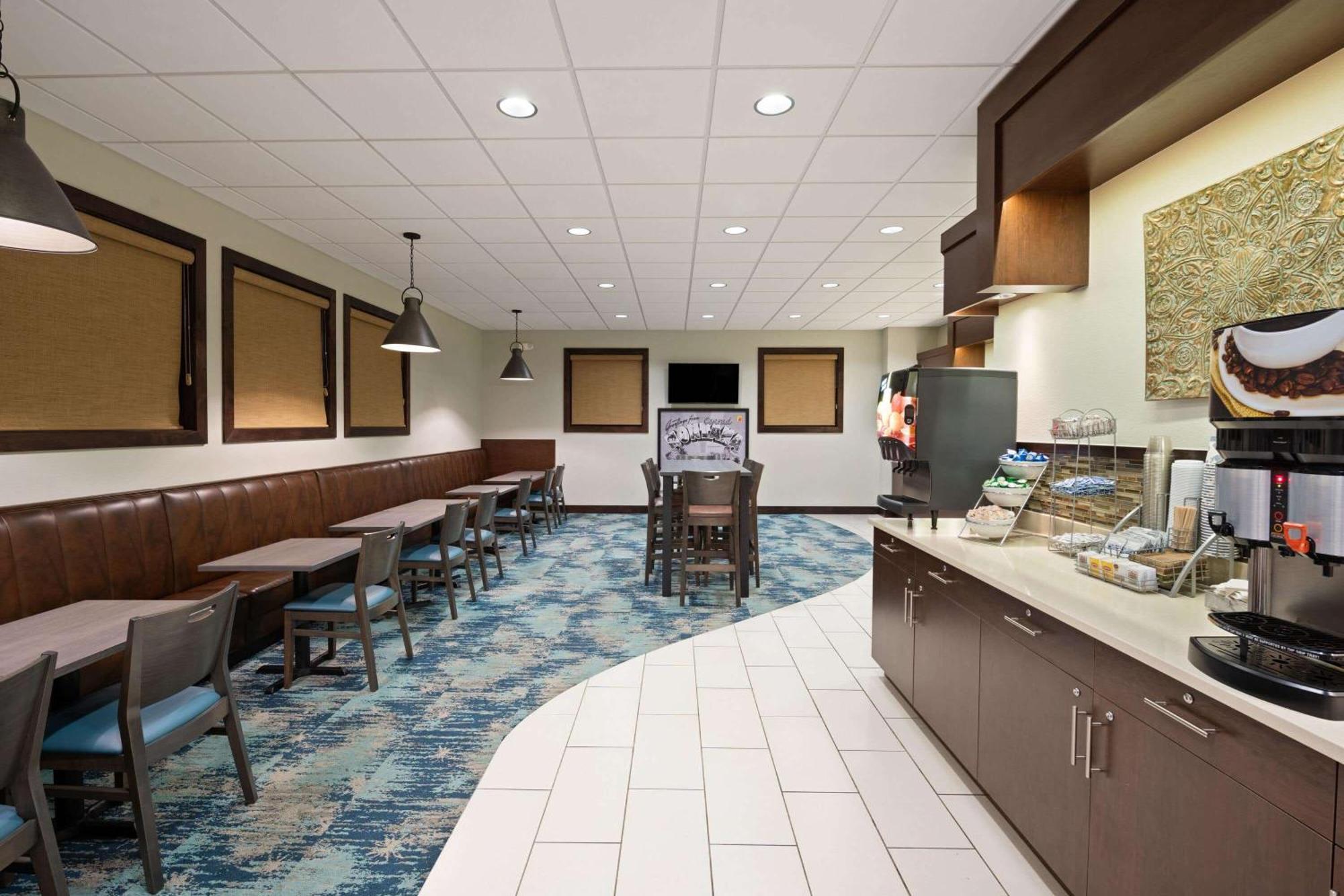 Super 8 By Wyndham Conrad Exterior foto