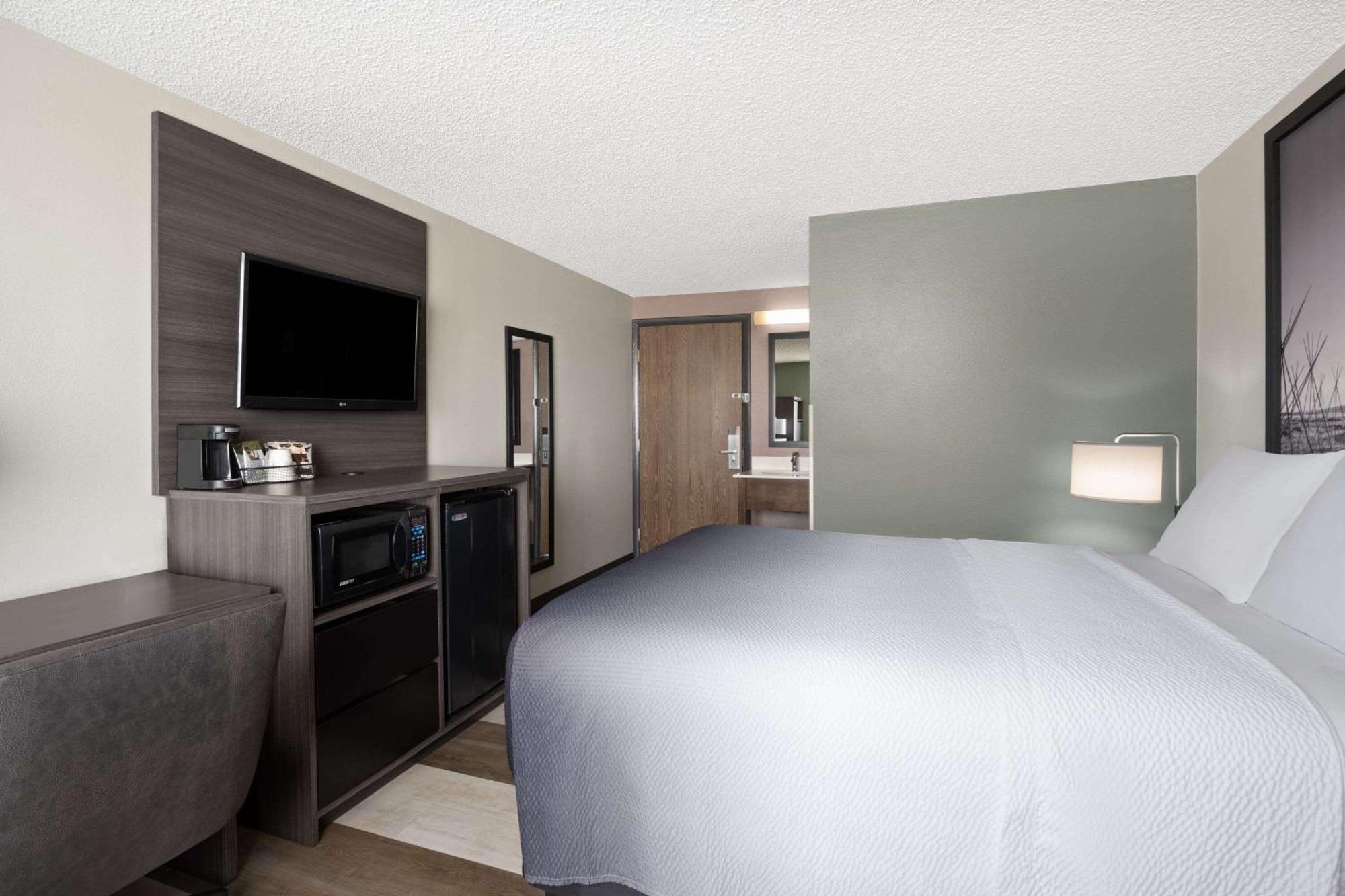 Super 8 By Wyndham Conrad Exterior foto