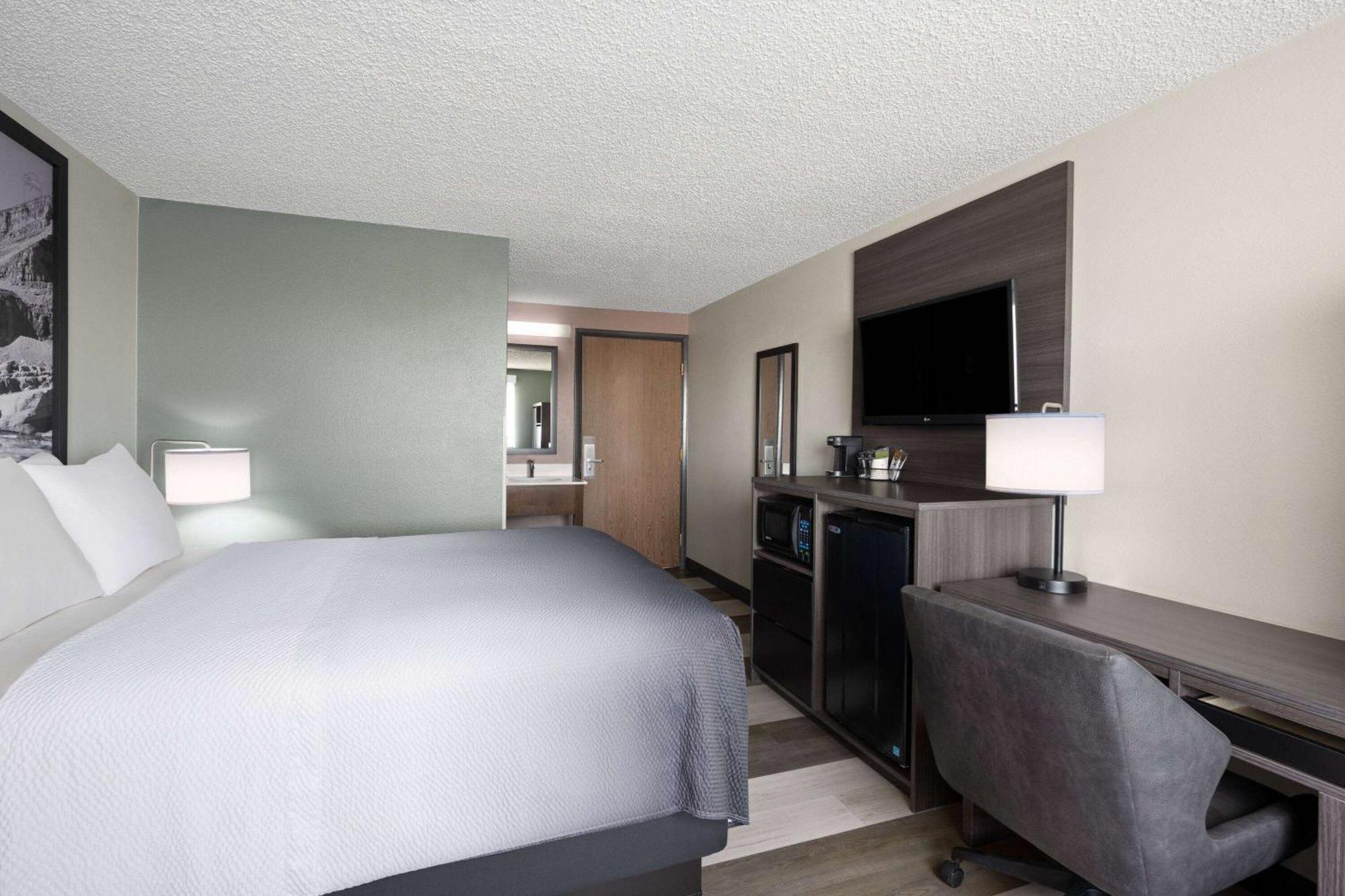 Super 8 By Wyndham Conrad Exterior foto