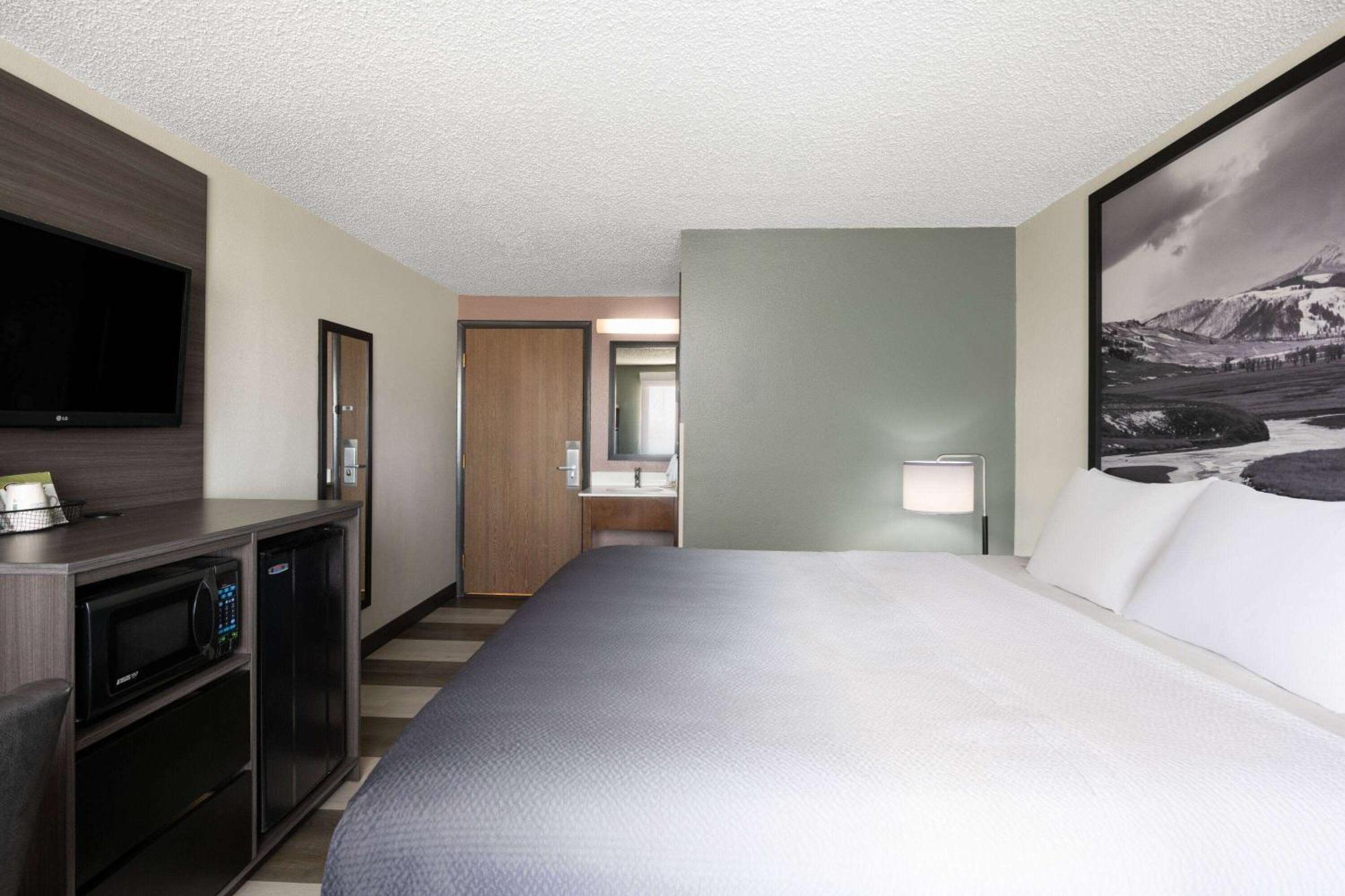 Super 8 By Wyndham Conrad Exterior foto